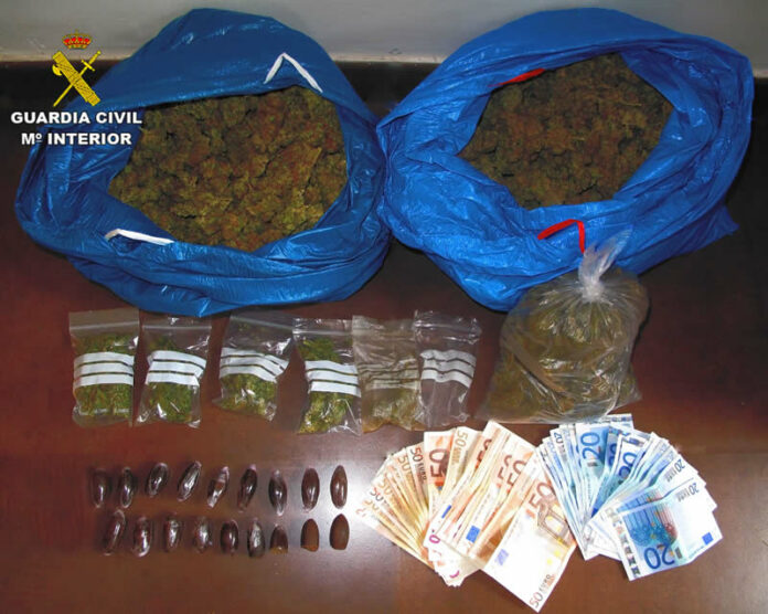 La Guardia Civil incauta más de 2 kilos de marihuana en la autovía de Andalucía.