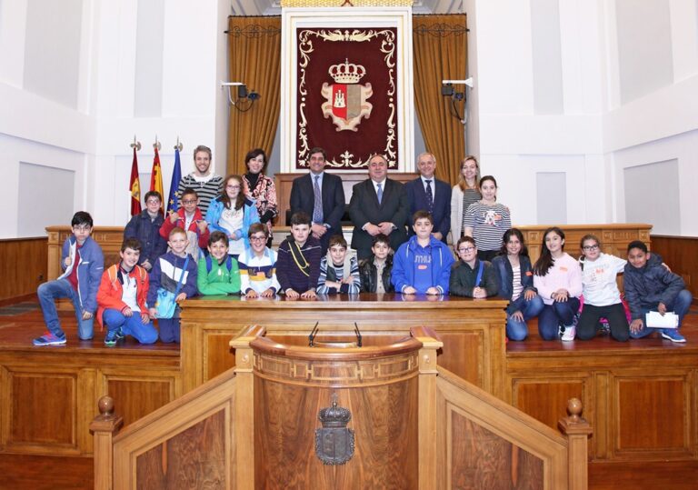 El colegio Embajadores de Tomelloso participa en la sesión extraordinaria de las Cortes de C-LM