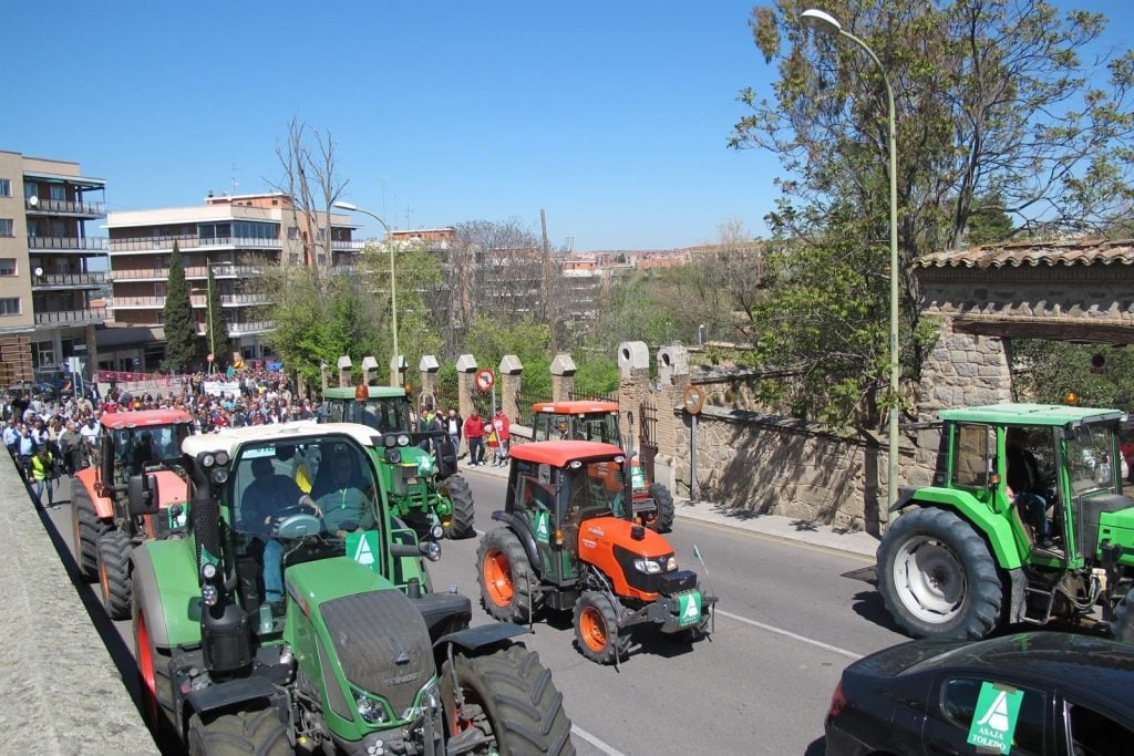 Miles de agricultores y 400 tractores se manifiestan en C-LM por la “insostenible” situación del campo