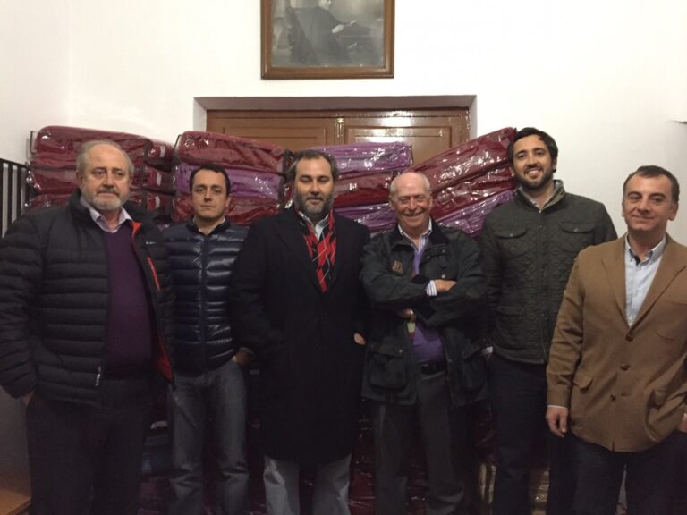 El Club Rotario entrega mantas a los más necesitados dentro del programa “Arrópales”