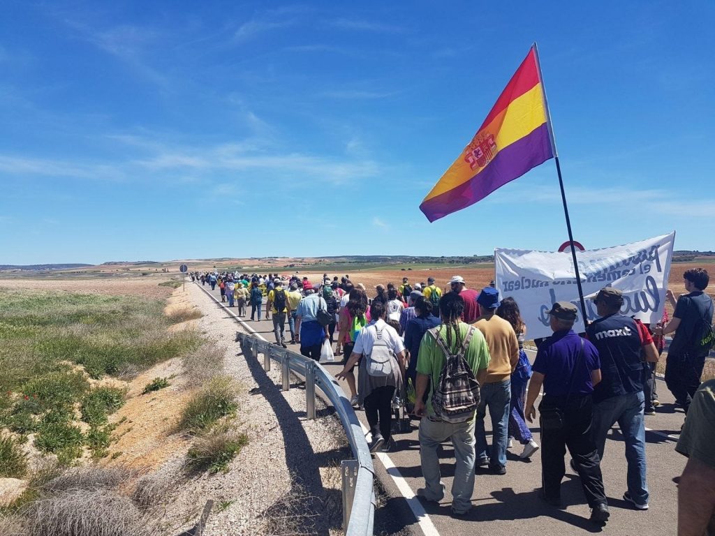 Unas 500 personas marchan a pie a Villar de Cañas en contra de la instalación del silo en la localidad
