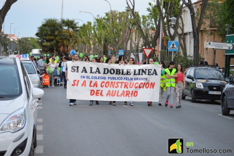 La comunidad del colegio Félix Grande de Tomelloso realiza una marcha reivindicativa