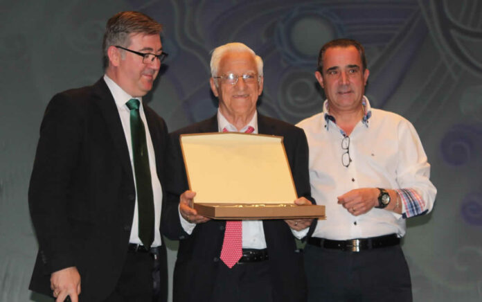 Marín homenaje al Padre Ángel