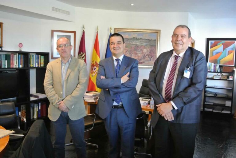 El consejero de Agricultura se reune con representantes de ASOZUMOS