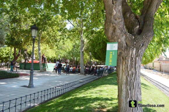 El Ayuntamiento de Tomelloso etiqueta con precios el mobiliario y árboles del parque Urbano Martínez