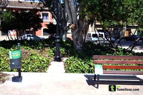 El Ayuntamiento de Tomelloso etiqueta con precios el mobiliario y árboles del parque Urbano Martínez