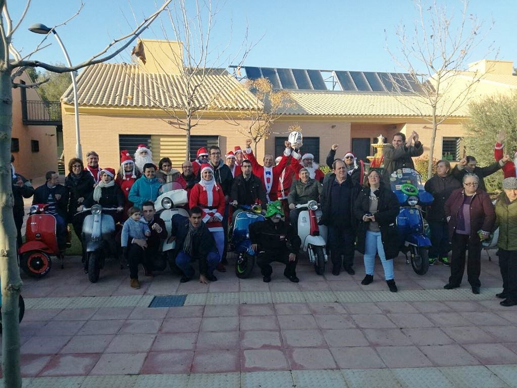 Los “Papás Noel” del Club Vespa Tomelloso alegran la Navidad a los usuarios de AFAS