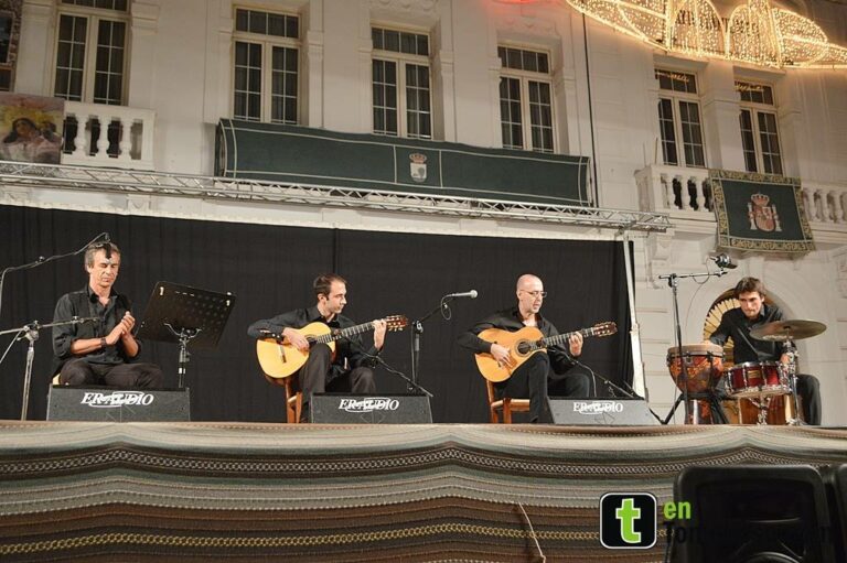 La Plaza de España de Tomelloso vibró con la guitarra de Óscar Herrero