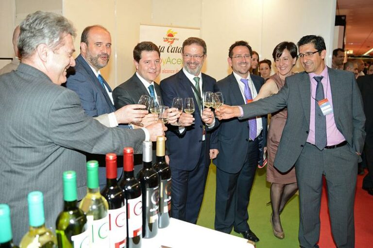 García-Page destaca la proyección de FENAVIN y su contribución a un sector clave para Castilla-La Mancha