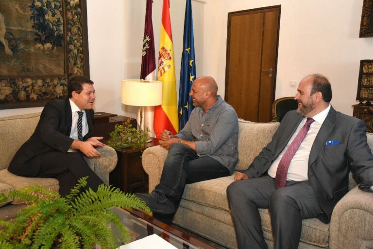 Podemos y PSOE conversan para desbloquear la situación de los dependientes castellano-manchegos