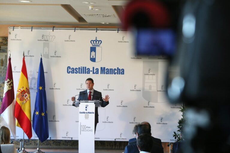 Page anuncia la inminente puesta en marcha del Plan Extraordinario de Empleo, las oficinas antidesahucio y la supresión de diez tasas “injustas”