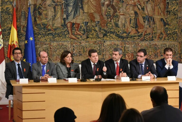 El Gobierno regional y las cinco diputaciones provinciales suman sus fuerzas para dar un empleo a 30.000 personas en los próximos dos años