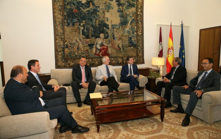 Page traslada a los empresarios sus objetivos de recuperación económica y social y les pide su implicación