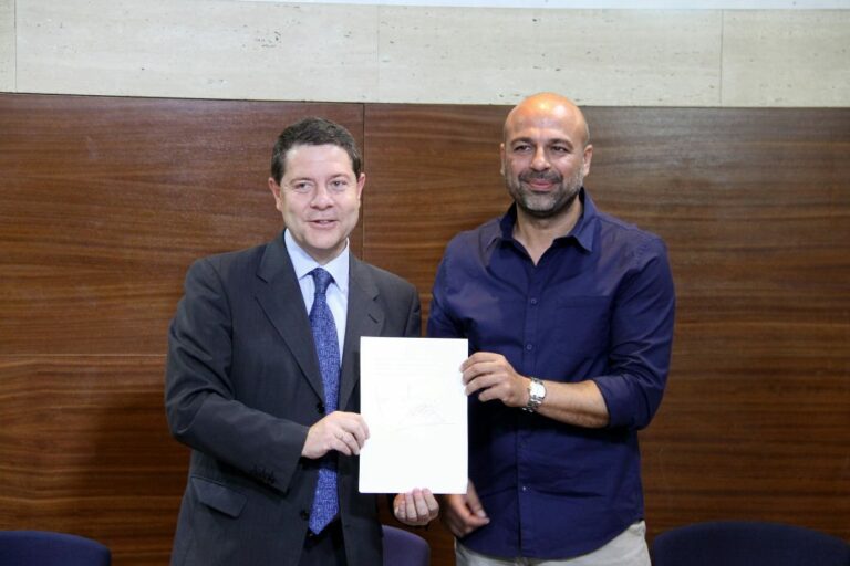 “La firma del acuerdo de investidura es solo el comienzo de una nueva forma de entender la política en Castilla-La Mancha”