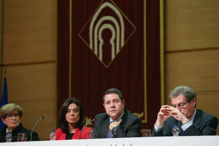Page anuncia que Castilla-La Mancha contará con 1.042 nuevas plazas en el servicio sanitario a partir de 2016