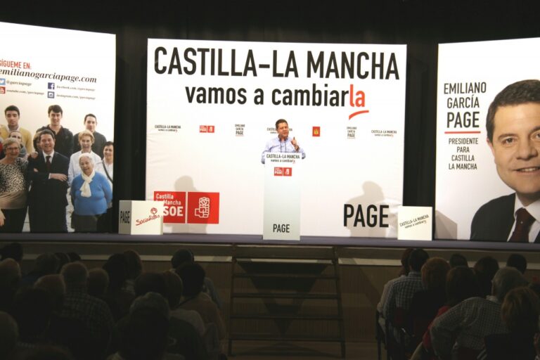 Page dice que la mitad del gobierno de Cospedal paga impuestos fuera de la región