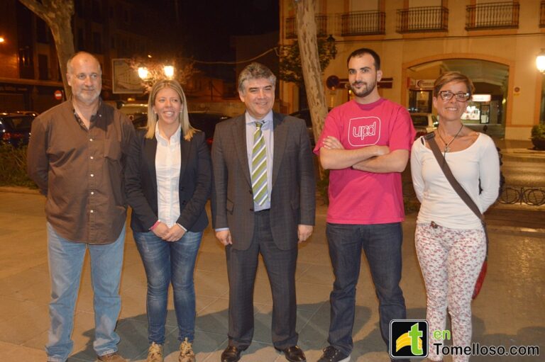 Con la tradicional pegada de carteles, comienza en Tomelloso la campaña electoral