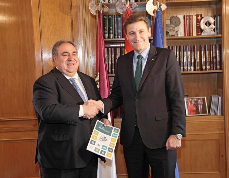 Tirado felicita a Caja Rural CLM por sus “magníficos resultados”