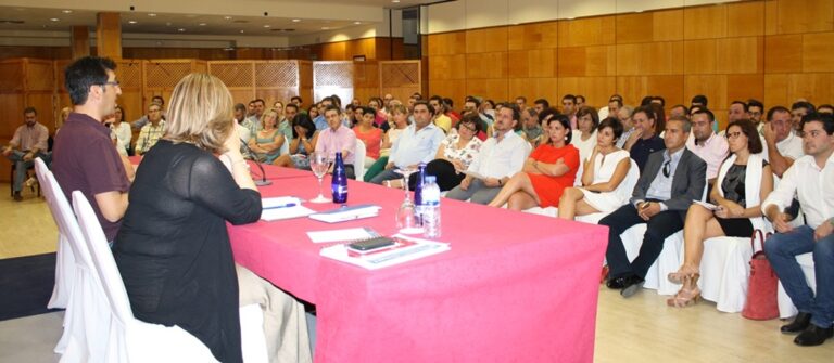 Caballero traslada a los alcaldes y portavoces del PSOE la prioridad de trabajar por el empleo y por evitar los desahucios