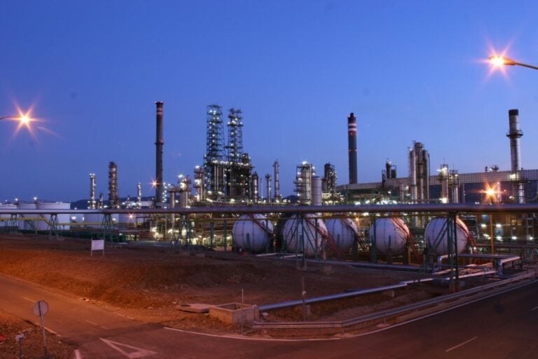 Repsol abre una investigación tras el incendio de dos tanques de combustible en el complejo de Puertollano