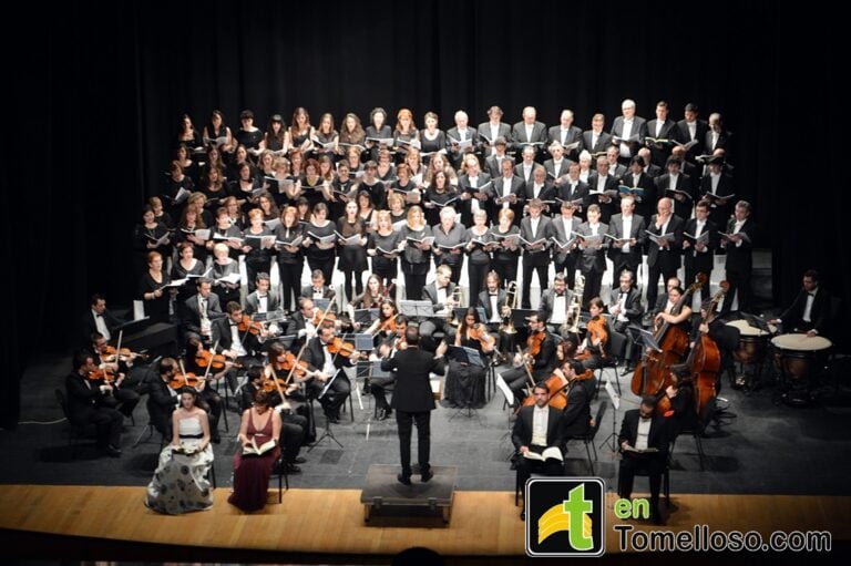La Coral del Conservatorio de Tomelloso pone en pie al Teatro Municipal con el Réquiem de Mozart
