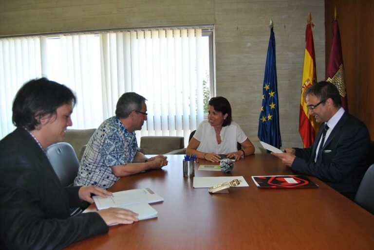 La consejera de Educación, Cultura y Deportes muestra su intención de recuperar la senda de colaboración con las Artes Escénicas