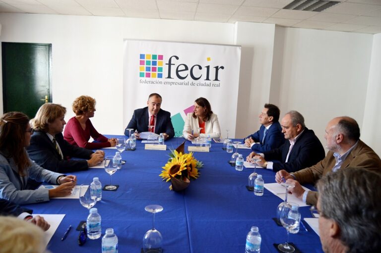 Patricia Franco mantiene una reunión de trabajo con el comité ejecutivo de FECIR