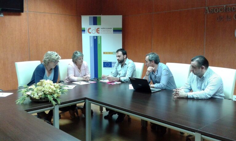 La AECT recibe la visita de varias de las formaciones que concurren a las elecciones municipales en Tomelloso