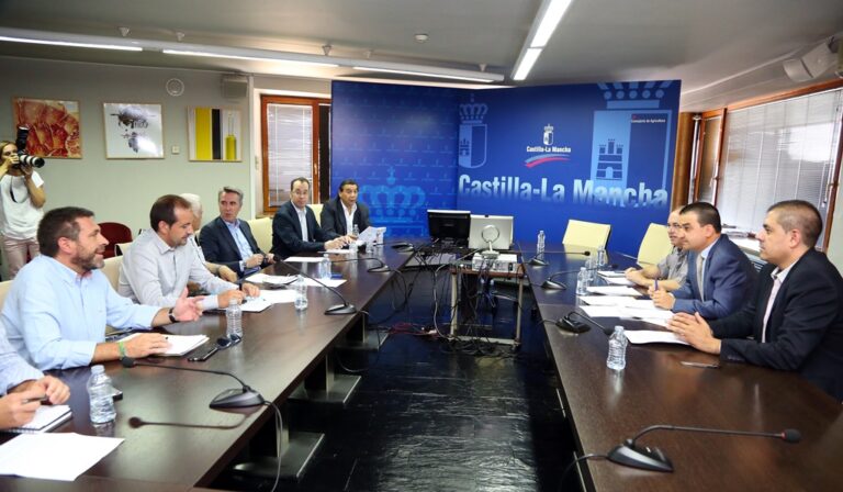 El consejero de Agricultura ha recibido a representantes de la Asociación Empresarial Vitivinícola de Castilla-La Mancha