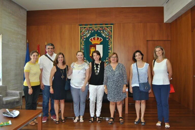 La consejera de Educación atiende las peticiones de las familias de alumnos con autismo