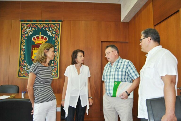 Educación se compromete con las asociaciones de padres y madres de alumnos a recuperar su participación en los centros educativos