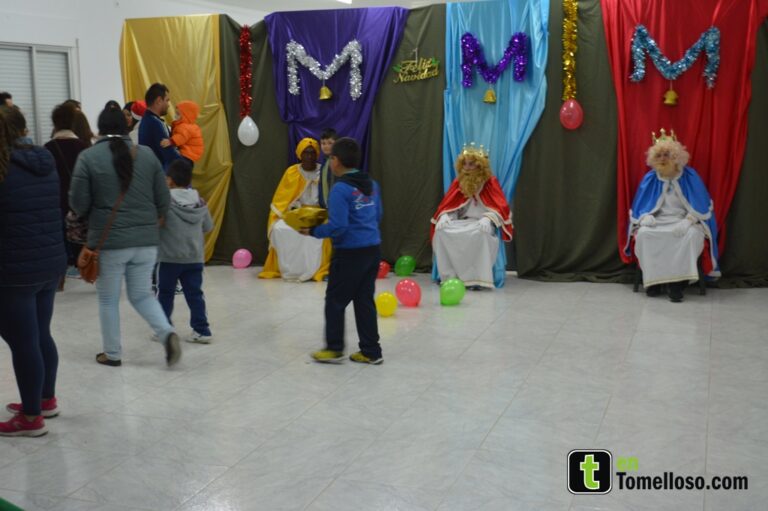 Los Reyes Magos llevan su ilusión a Cáritas Tomelloso