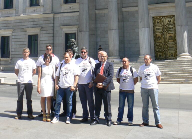 Los diputados del PSOE Isabel Rodríguez y  Alejandro Alonso, se reúnen con el Comité de empresa de Elcogás