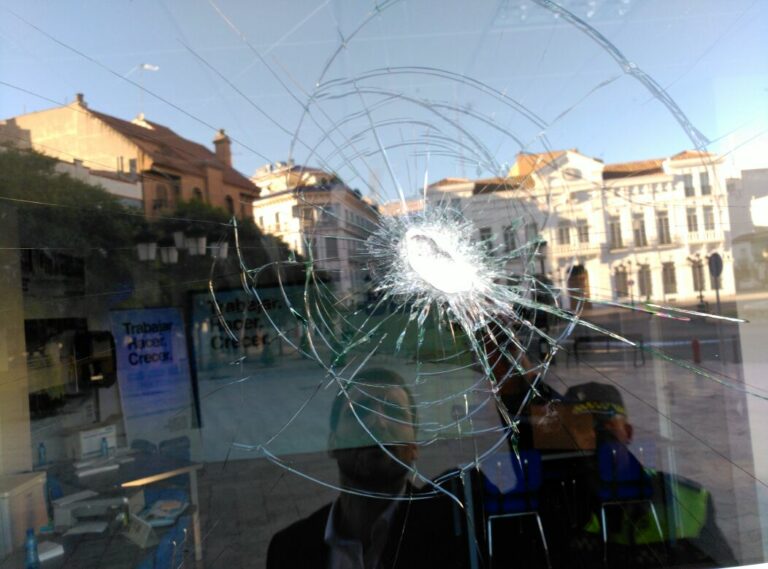 Acto vandalico contra la sede de campaña del Partido Popular de Tomelloso