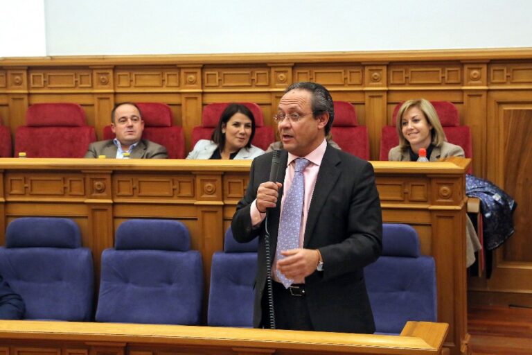 Ruiz Molina: “El Gobierno regional ha hecho en 120 días por los funcionarios mucho más que Cospedal en 1.500 días”