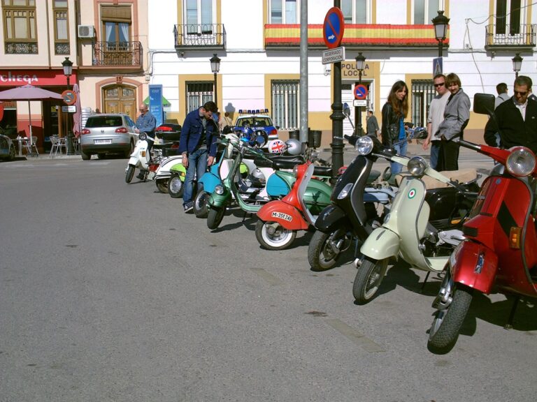 Cerca de 70 Vespas se reúnen en la I Ruta del Vino en Vespa