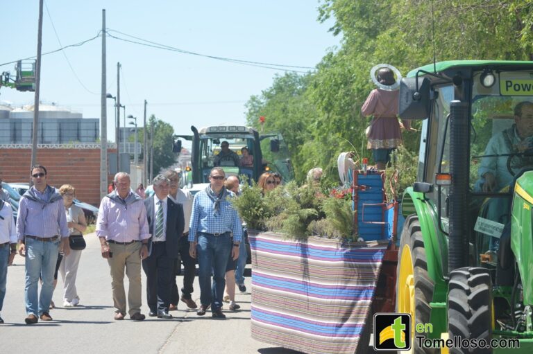 Más de 150 tractores acompañan a San Isidro en el Día Grande de sus fiestas en Tomelloso