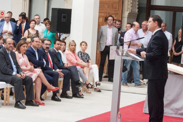 Page dice a los miembros de su Gobierno que “hoy comienza la reconstrucción de Castilla-La Mancha” y les advierte que son “los gestores de la esperanza de la gente”