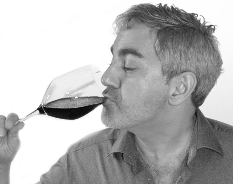Tonino Guitián, Juanjo de la Iglesia y Sergio Pazos impartirán una divertida degustación vinícola, desde el punto de vista del consumidor, que nos descubrirá una nueva perspectiva del mundo del vino