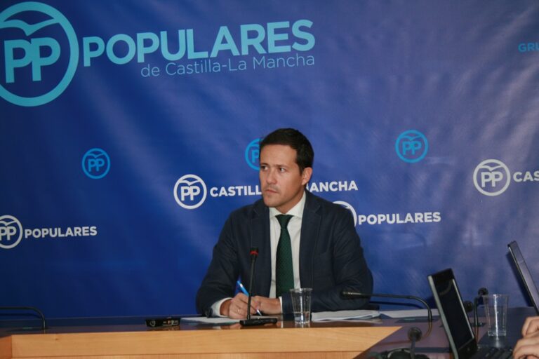 Velázquez: “A Page le interesa mucho el negocio de las clínicas privadas y poco los pacientes de la sanidad pública”