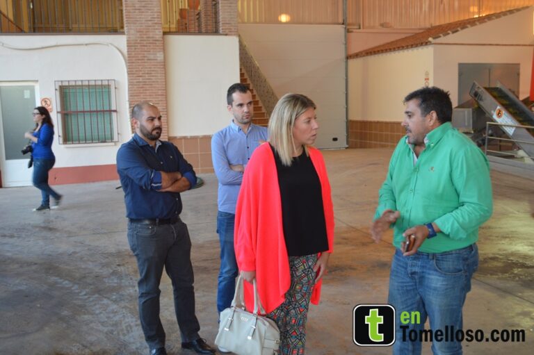 La alcaldesa de Tomelloso visita la Bodega San José