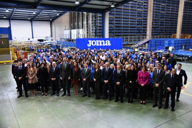 ? Los Reyes felicitan a los trabajadores de la empresa toledana Joma por sus 54 años de vida