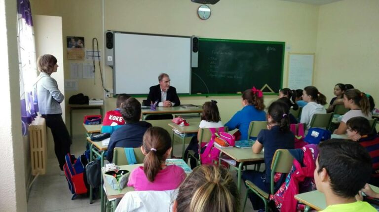 El biznieto del Almirante Topete visitó el colegio de ese nombre en Tomelloso