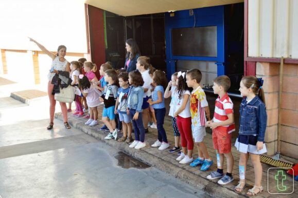 Los escolares de la ciudad conocen la vendimia en Vinícola de Tomelloso