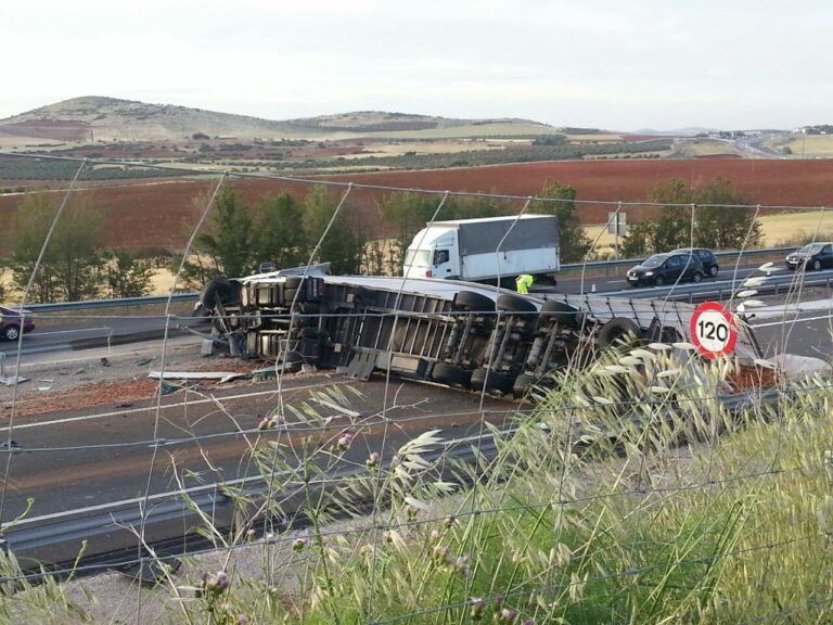 Un aparatoso accidente de un camión provoca importantes retenciones en la A-4