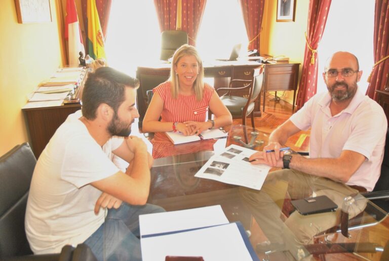 Inmaculada Jiménez recibe en el Ayuntamiento al alcalde de Argamasilla de Alba