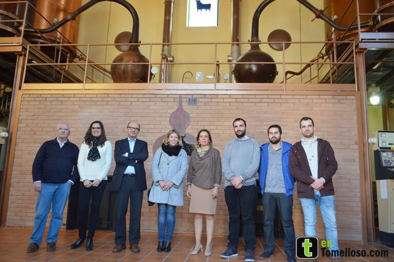 La alcaldesa visita Bodegas y Destilerías Osborne de Tomelloso