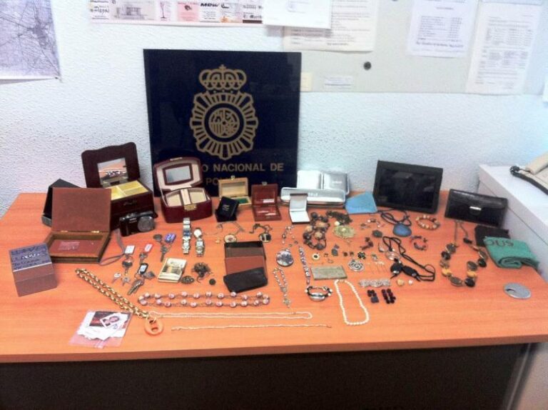 Tres detenidos en Alcázar, dos de ellos menores, por distintos robos en domicilios