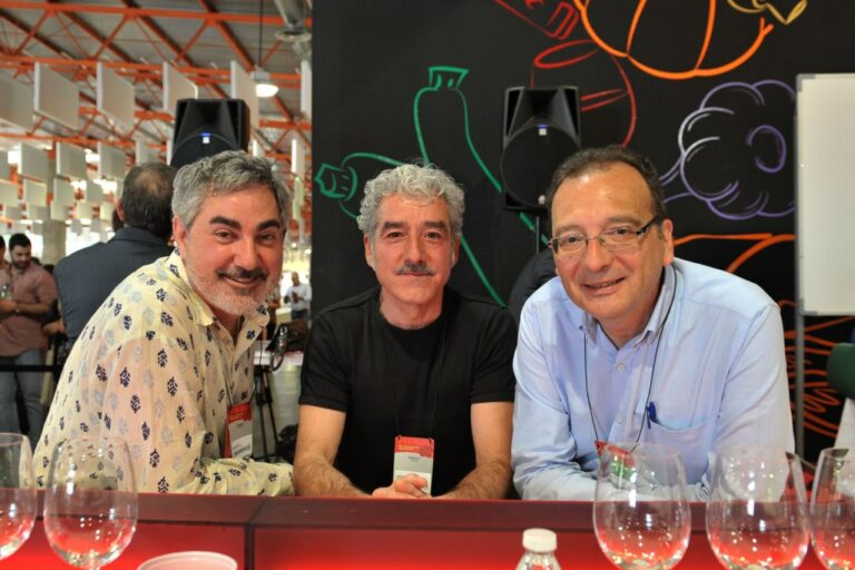 Tonino Guitián, Sergio Pazos y Juanjo de la Iglesia revolucionan FENAVIN con una divertida “anticata”