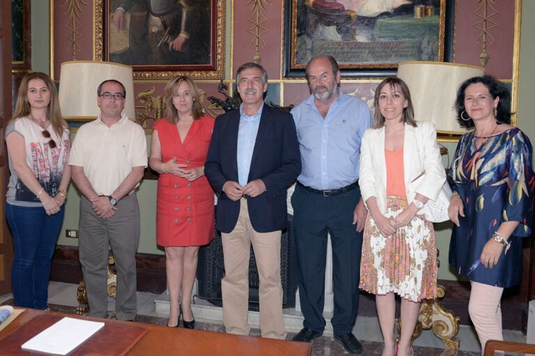 La vicepresidenta Jacinta Monroy ha entregado el Archivo Municipal de Almadén